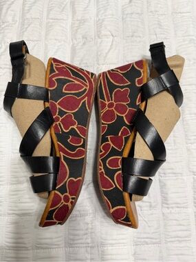 Naya Nalani Black Leather Wedge Sandals with Red Floral Pattern NWOT 8W